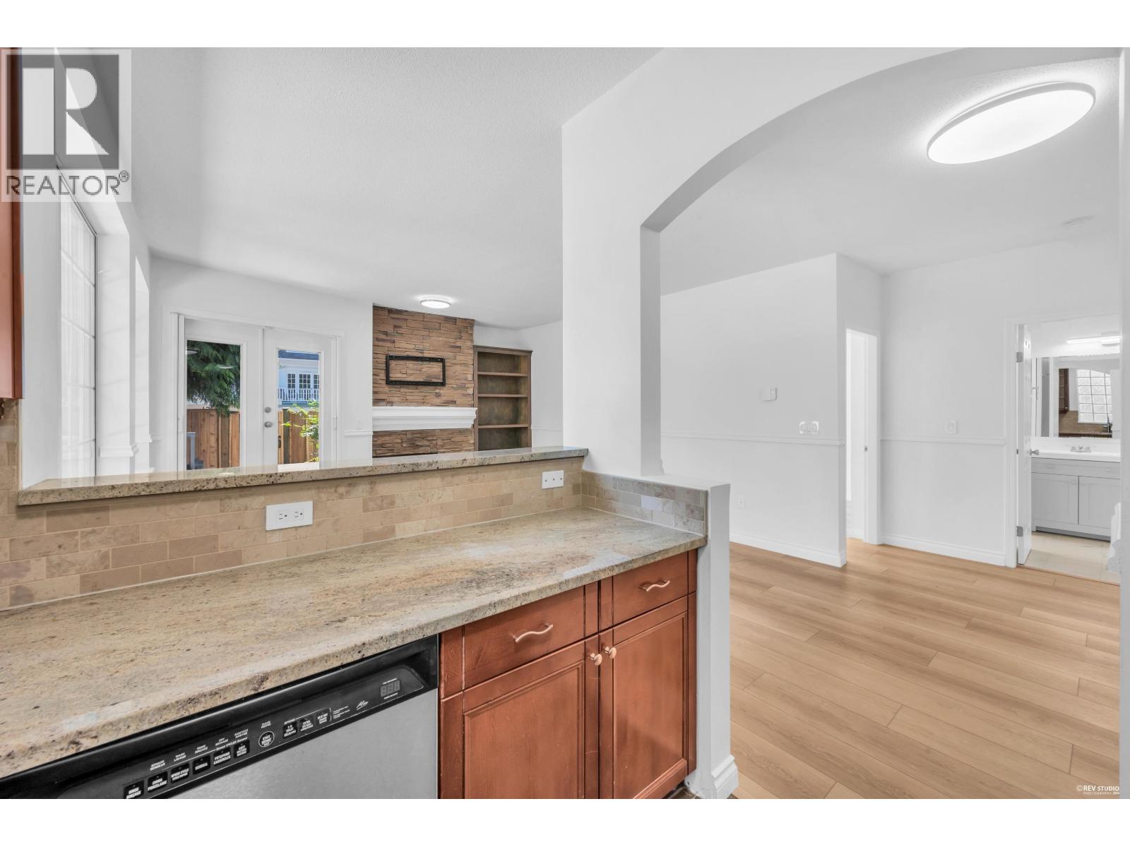 110 125 W 18TH STREET, North Vancouver