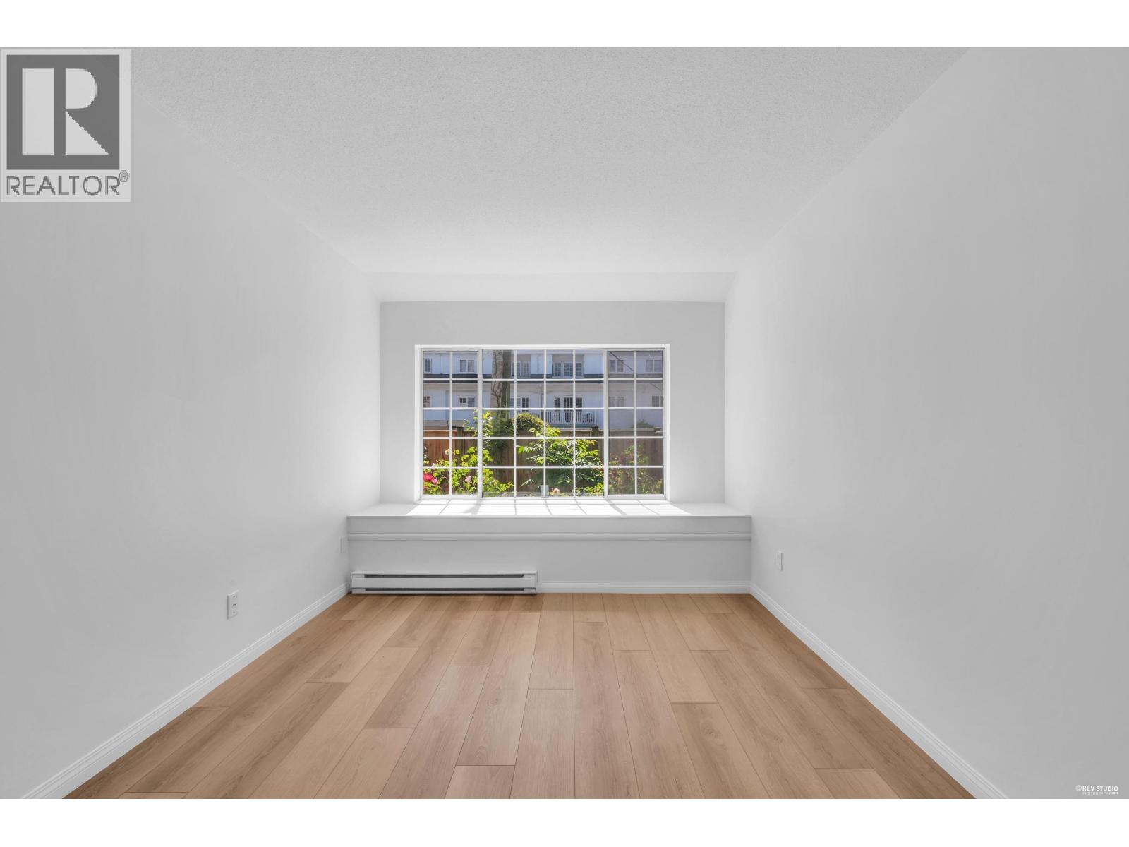 110 125 W 18TH STREET, North Vancouver