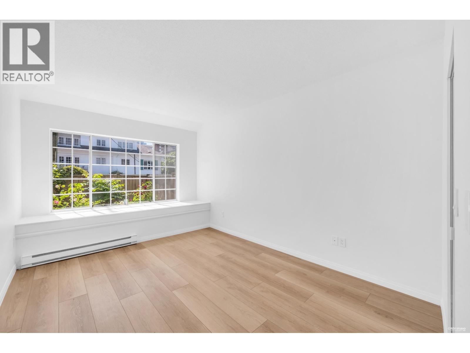 110 125 W 18TH STREET, North Vancouver