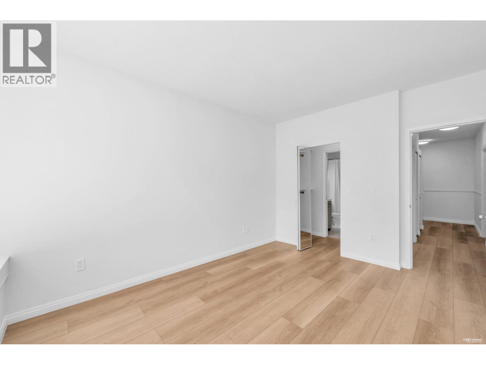 110 125 W 18TH STREET, North Vancouver