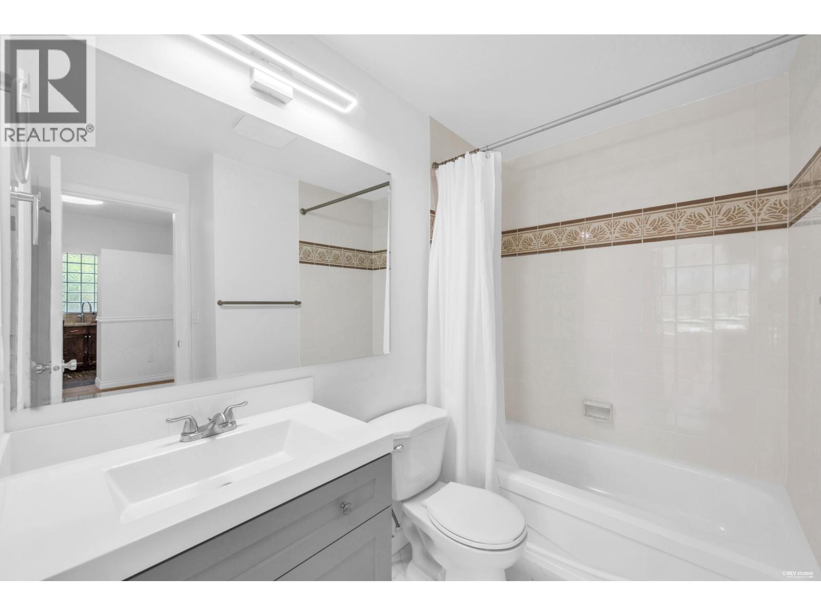 110 125 W 18TH STREET, North Vancouver