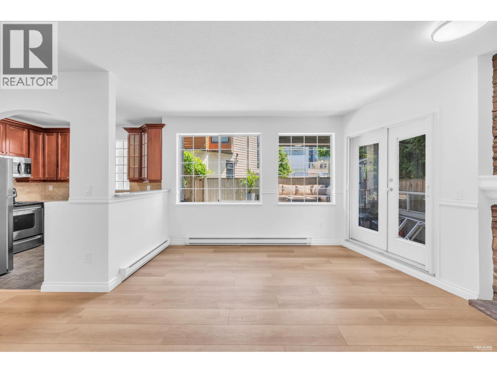110 125 W 18TH STREET, North Vancouver