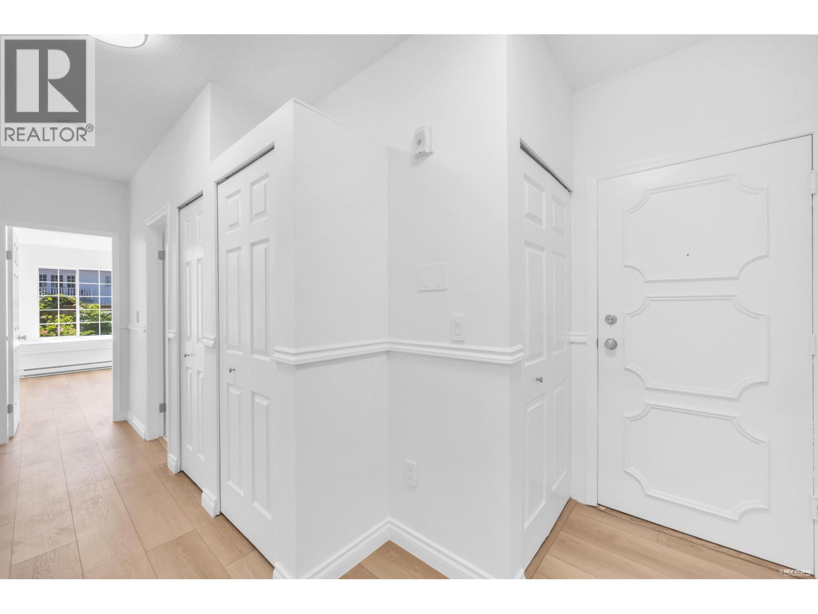 110 125 W 18TH STREET, North Vancouver
