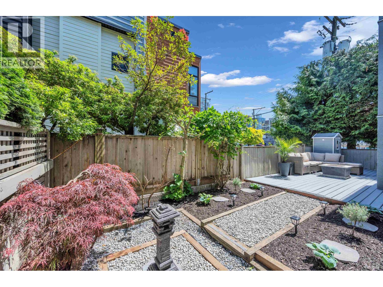 110 125 W 18TH STREET, North Vancouver