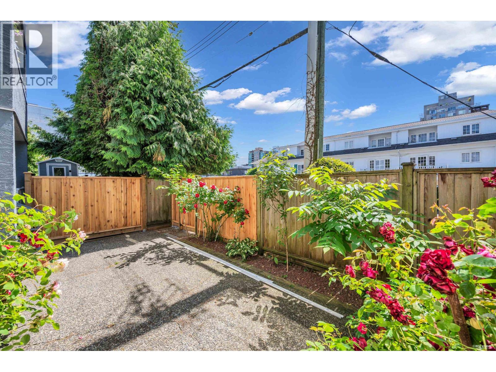 110 125 W 18TH STREET, North Vancouver