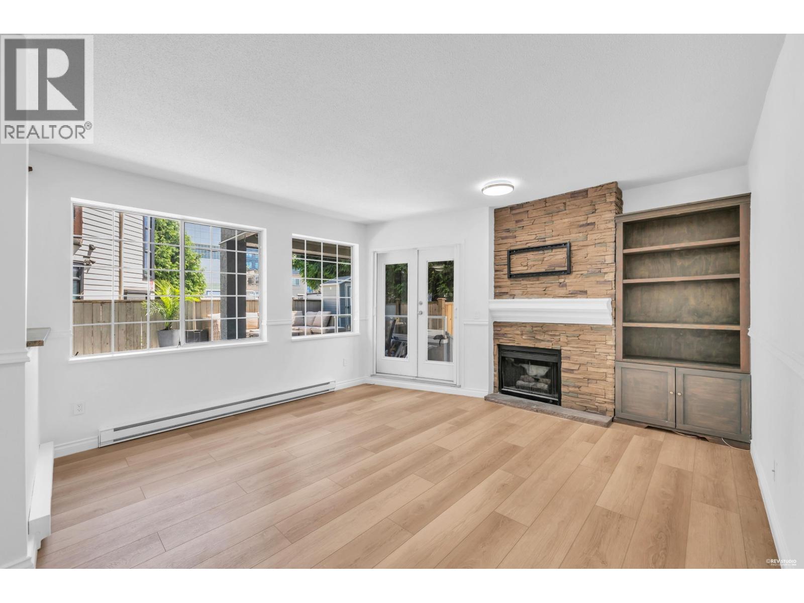 110 125 W 18TH STREET, North Vancouver