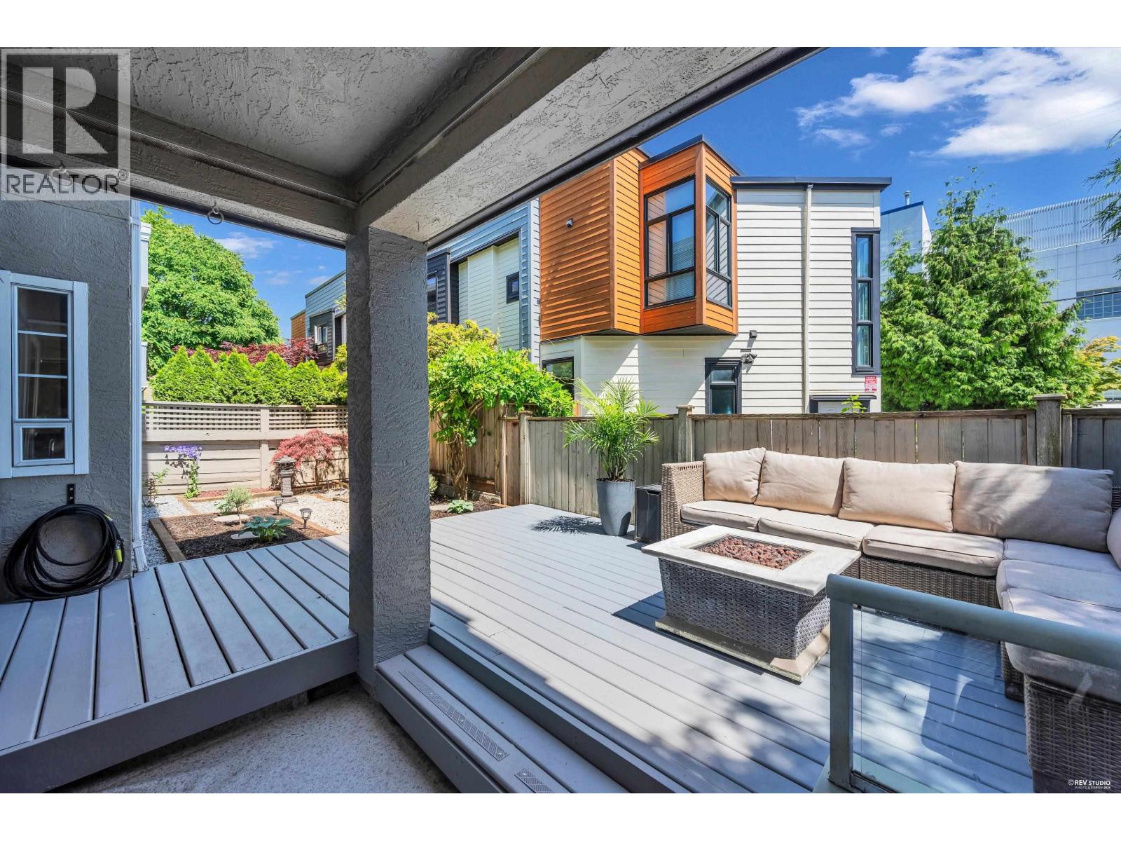 110 125 W 18TH STREET, North Vancouver