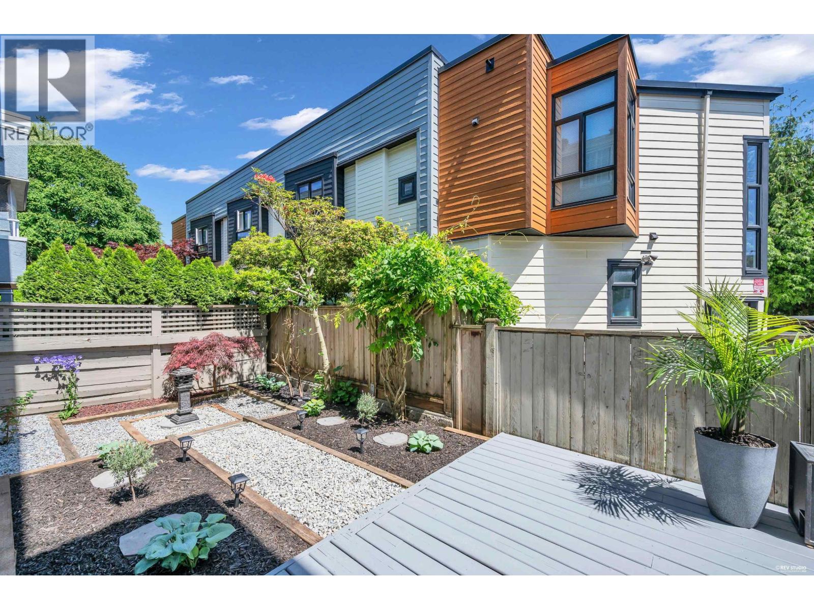 110 125 W 18TH STREET, North Vancouver