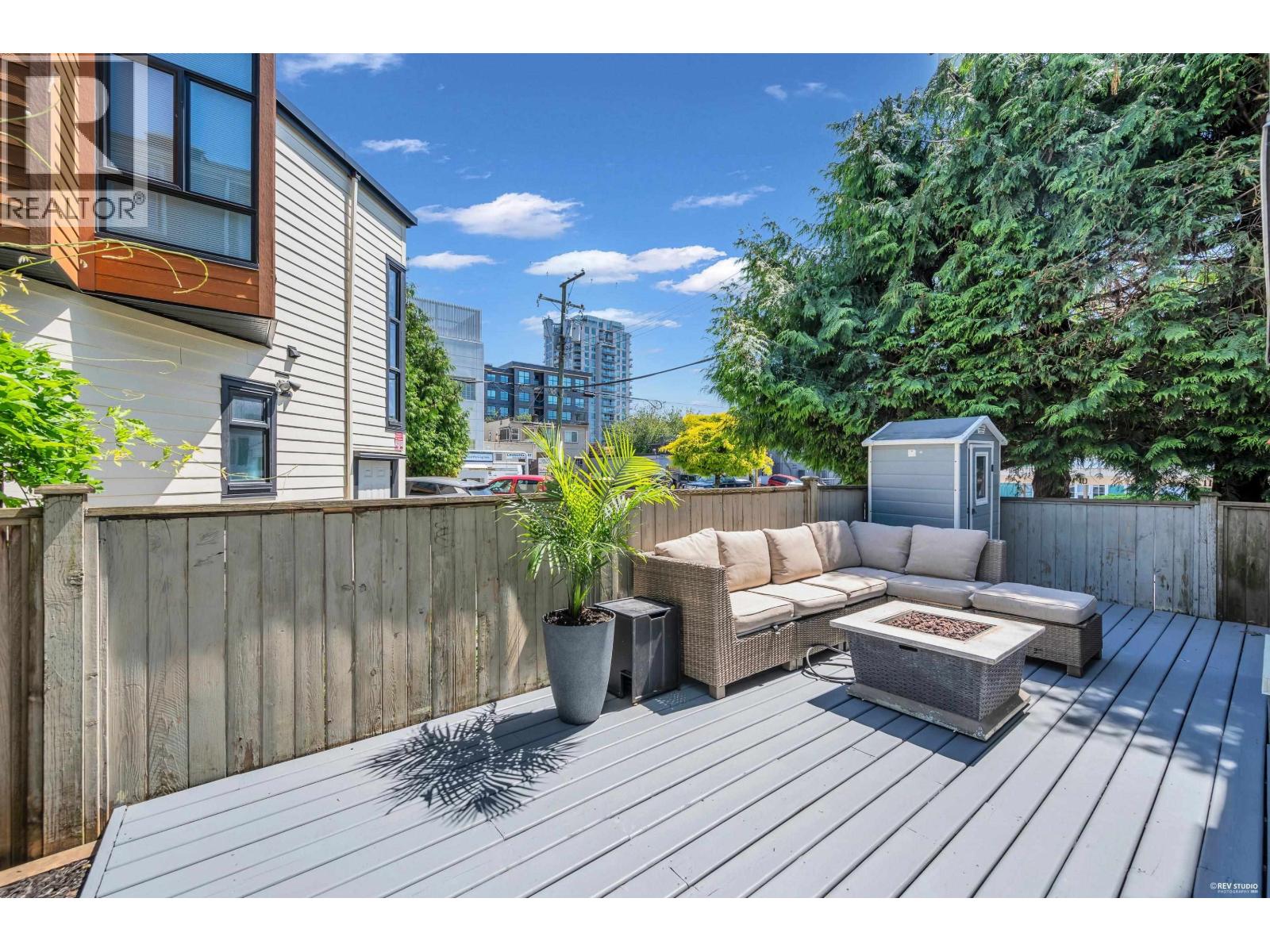 110 125 W 18TH STREET, North Vancouver