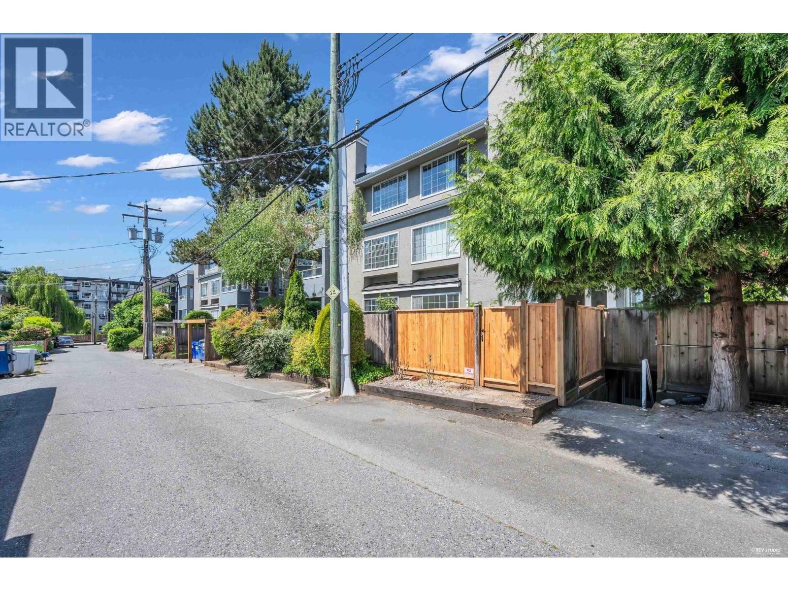 110 125 W 18TH STREET, North Vancouver