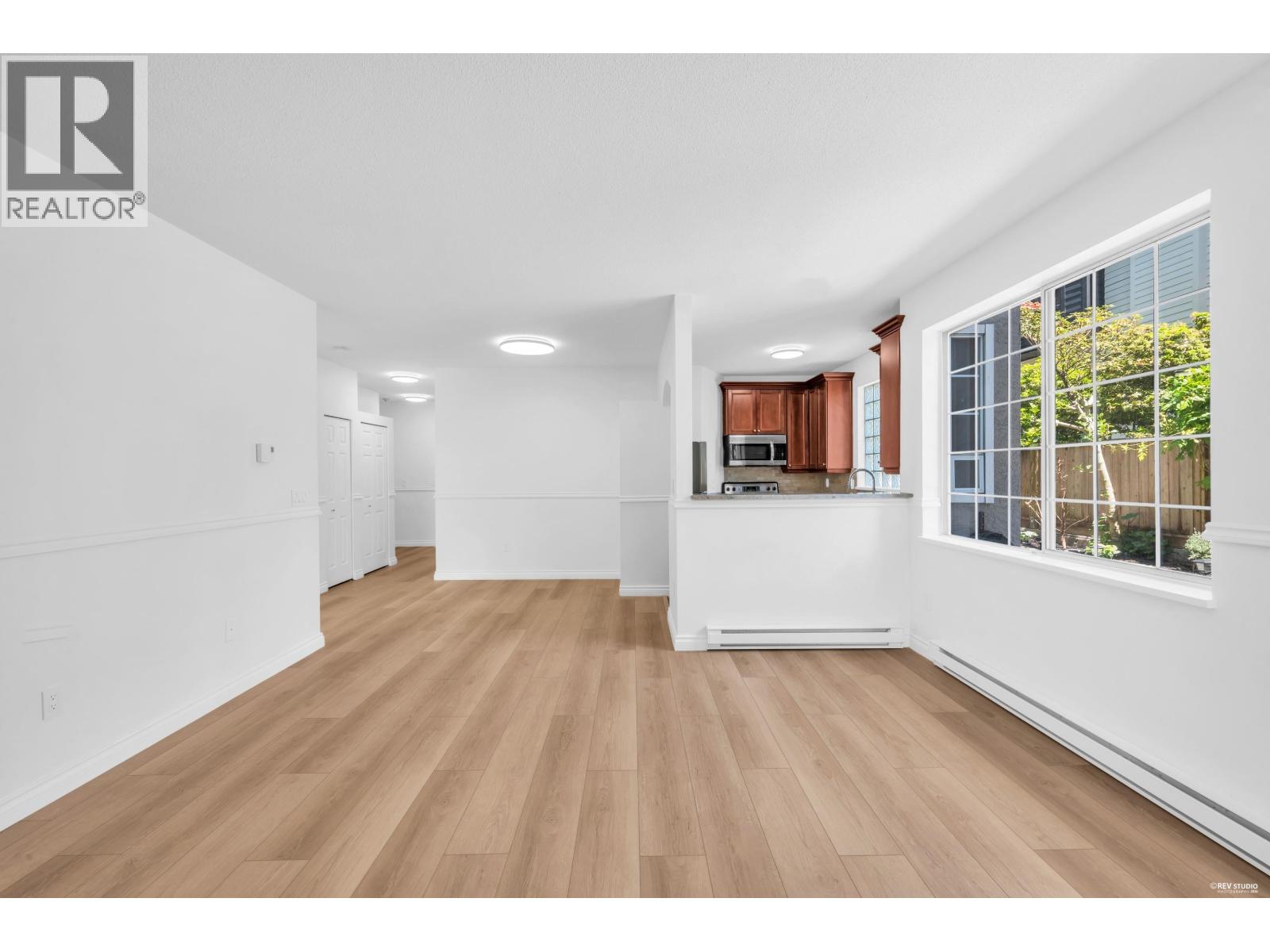 110 125 W 18TH STREET, North Vancouver