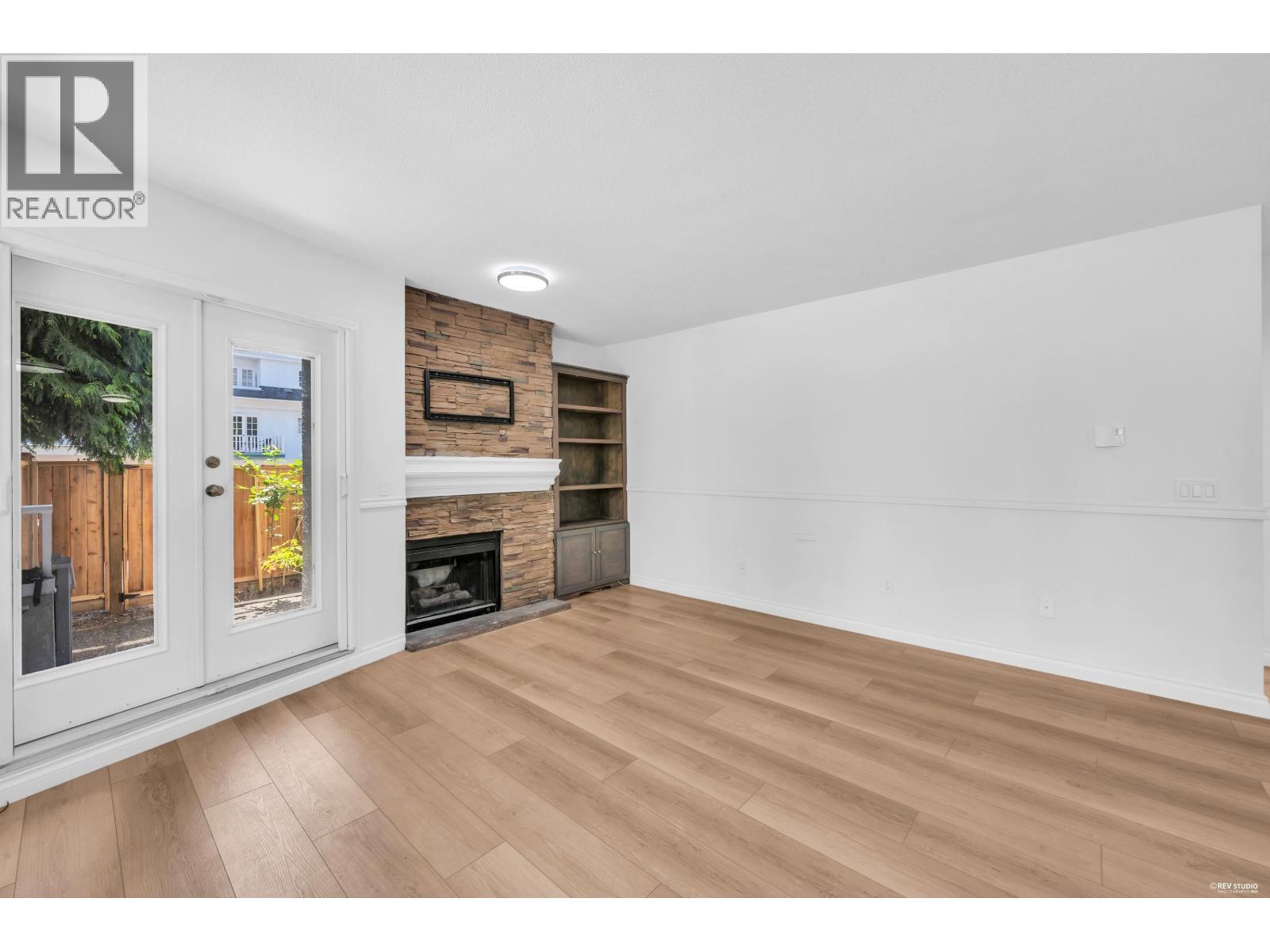 110 125 W 18TH STREET, North Vancouver