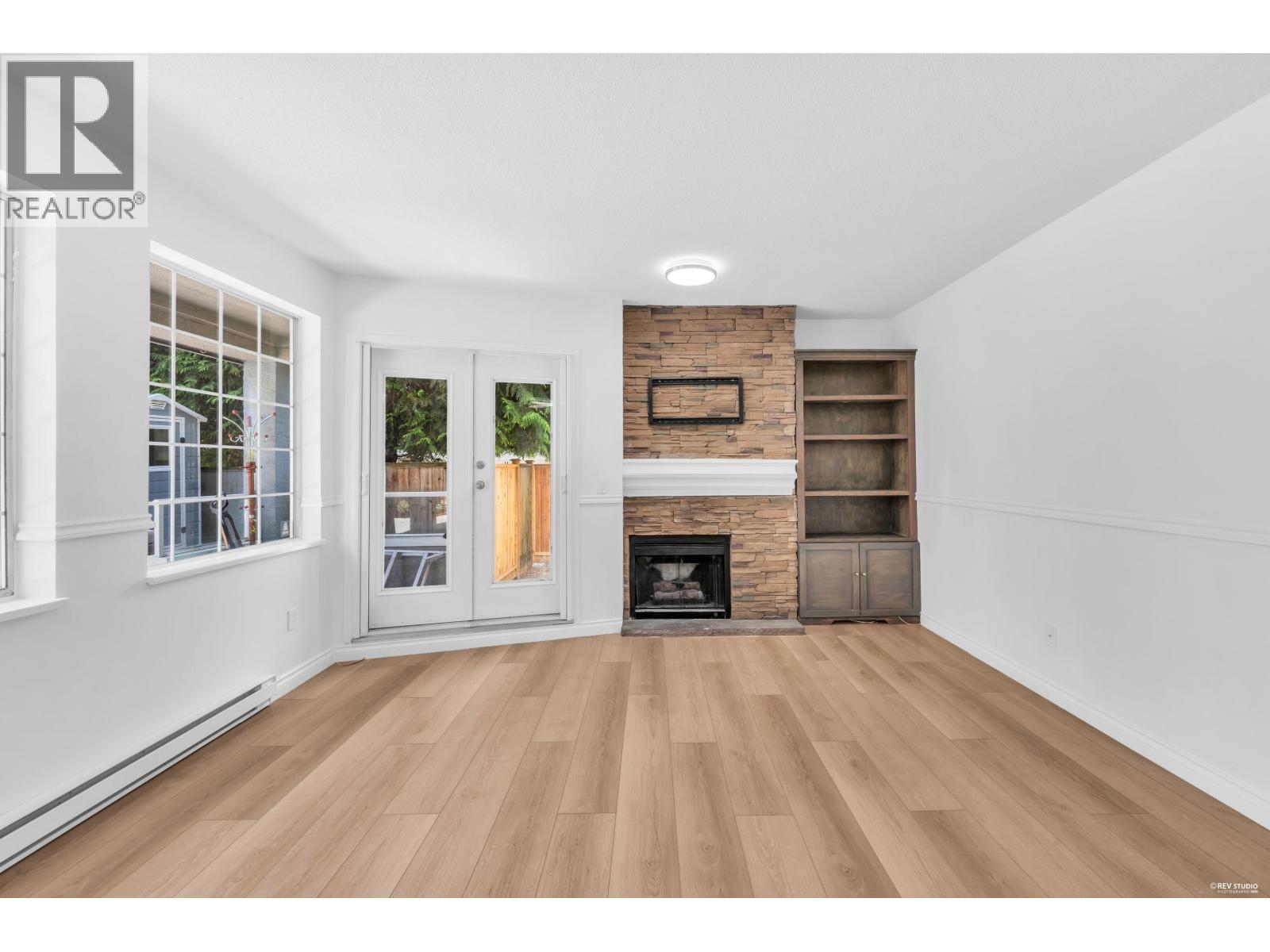 110 125 W 18TH STREET, North Vancouver