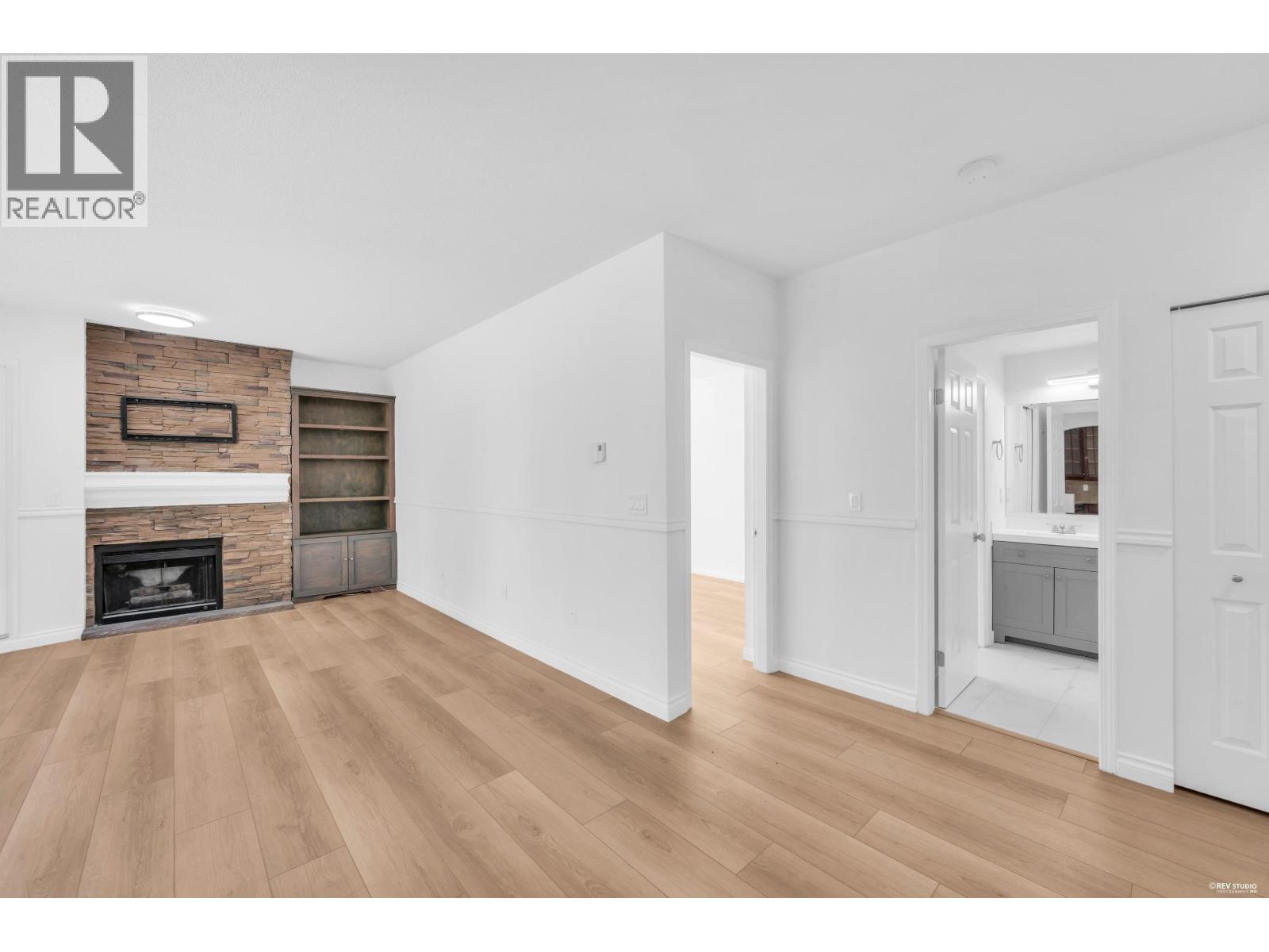 110 125 W 18TH STREET, North Vancouver
