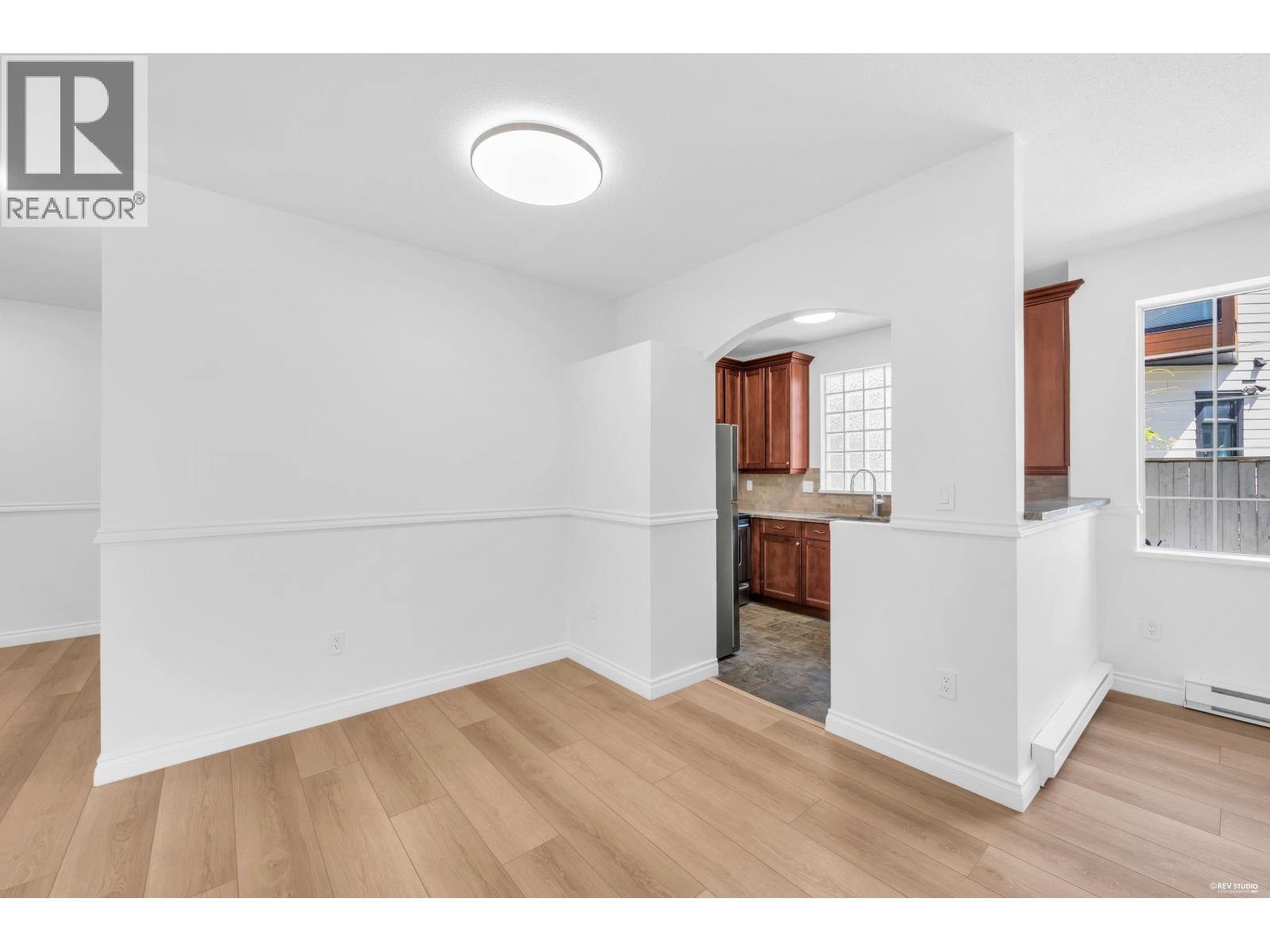 110 125 W 18TH STREET, North Vancouver