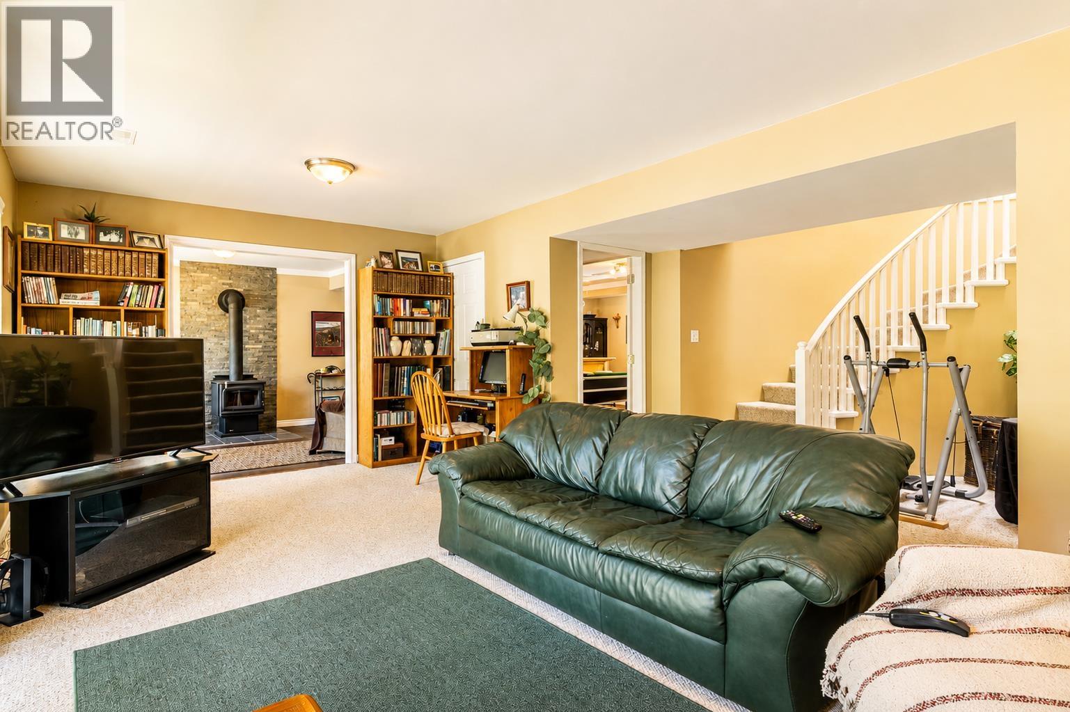 7904 REDROOFFS ROAD, Halfmoon Bay