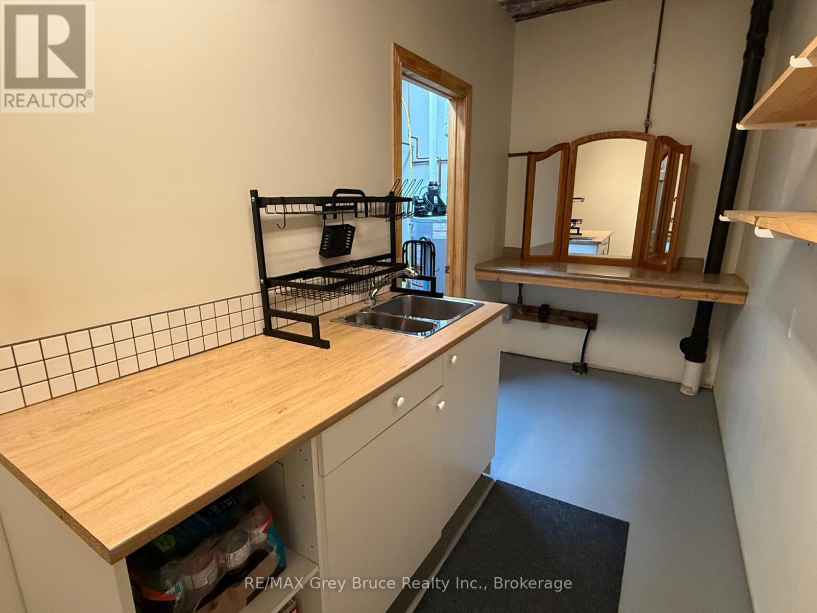 501192 GREY 1 ROAD - 32