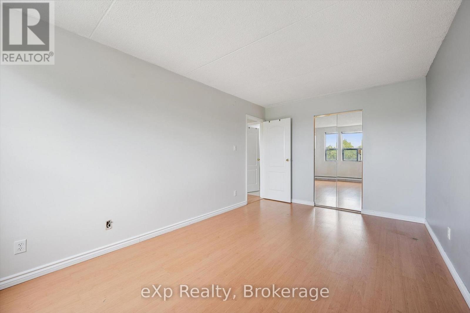 #404 65 SILVERCREEK PARKWAY N - 23