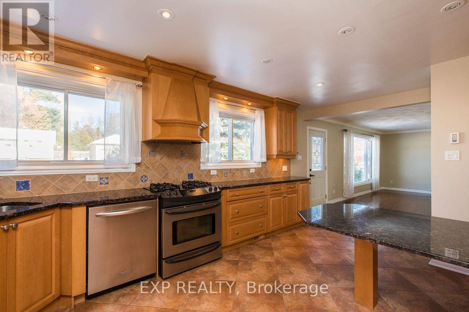 28 APPLEFORD STREET, Ottawa. Luxury613. By Peter Sagos - Image 11
