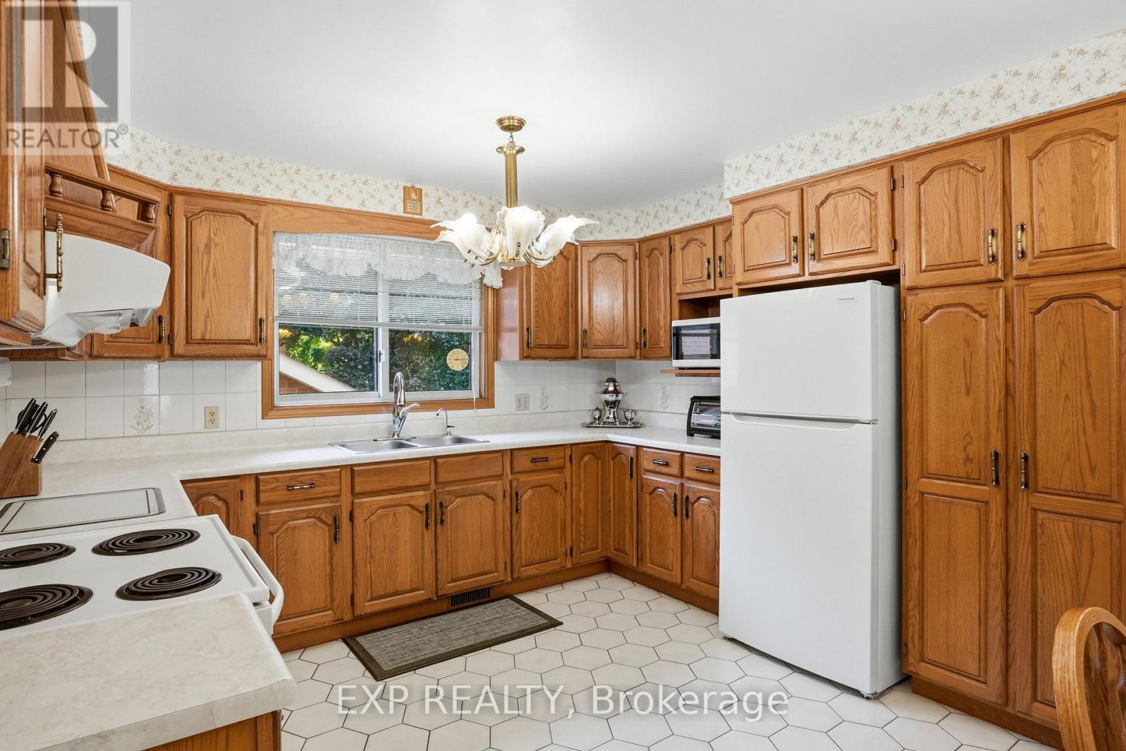 12 FERN GATE - Image 11