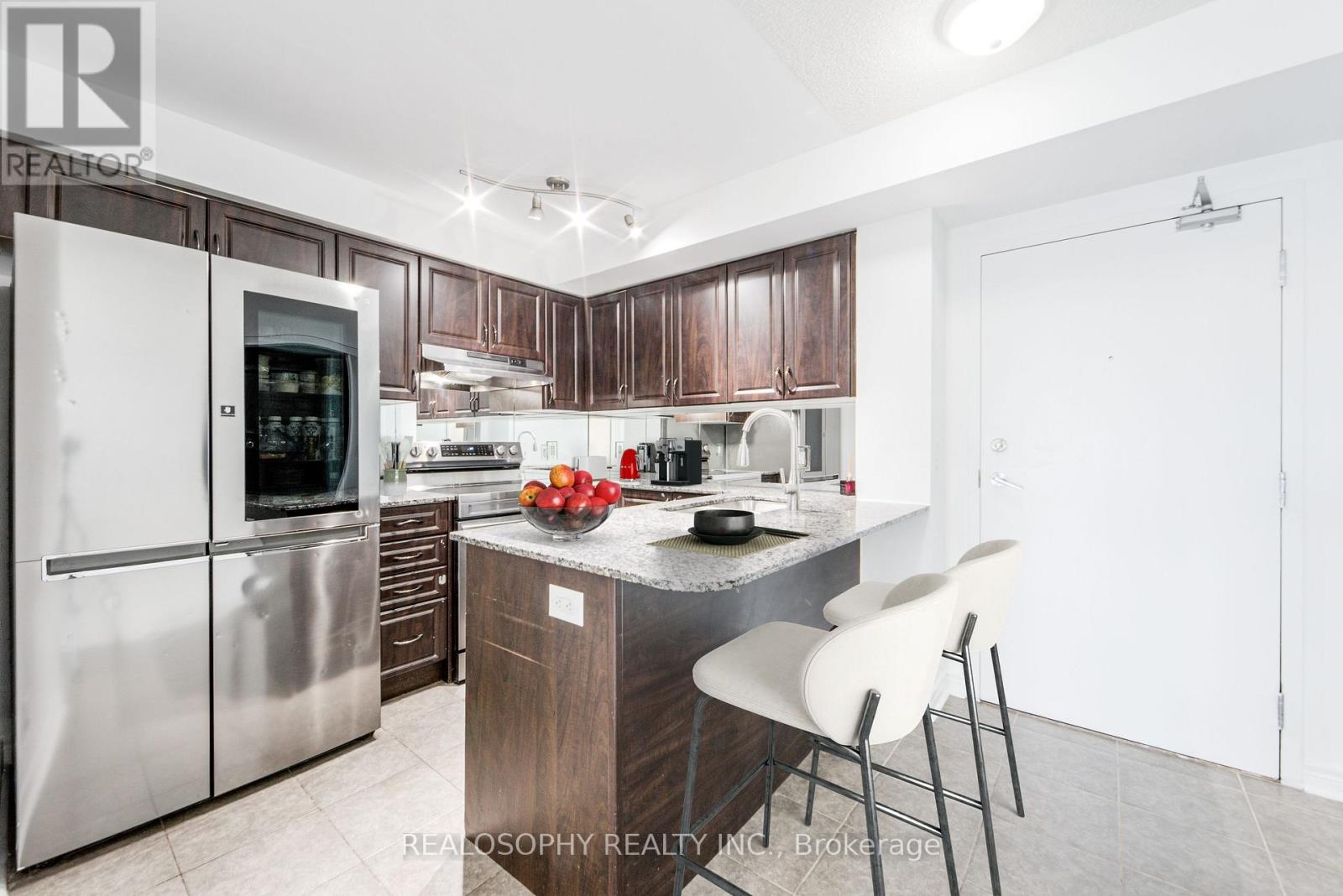 #421 60 FAIRFAX CRESCENT - 3
