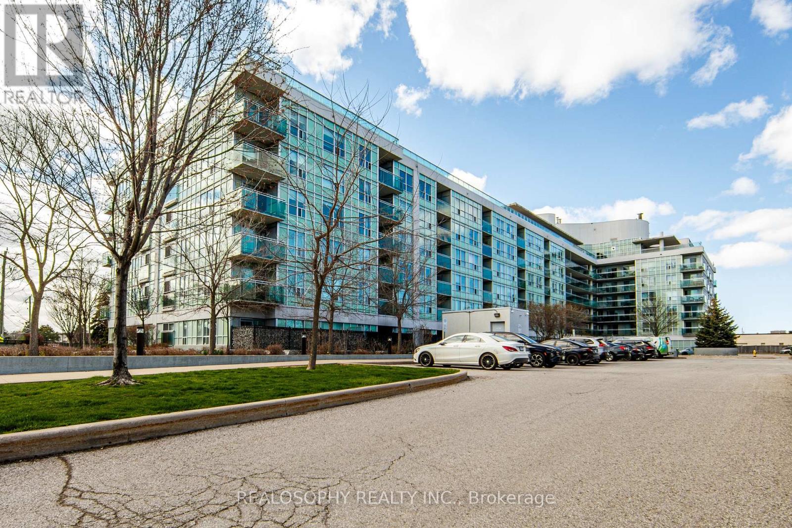 #421 60 FAIRFAX CRESCENT - 1