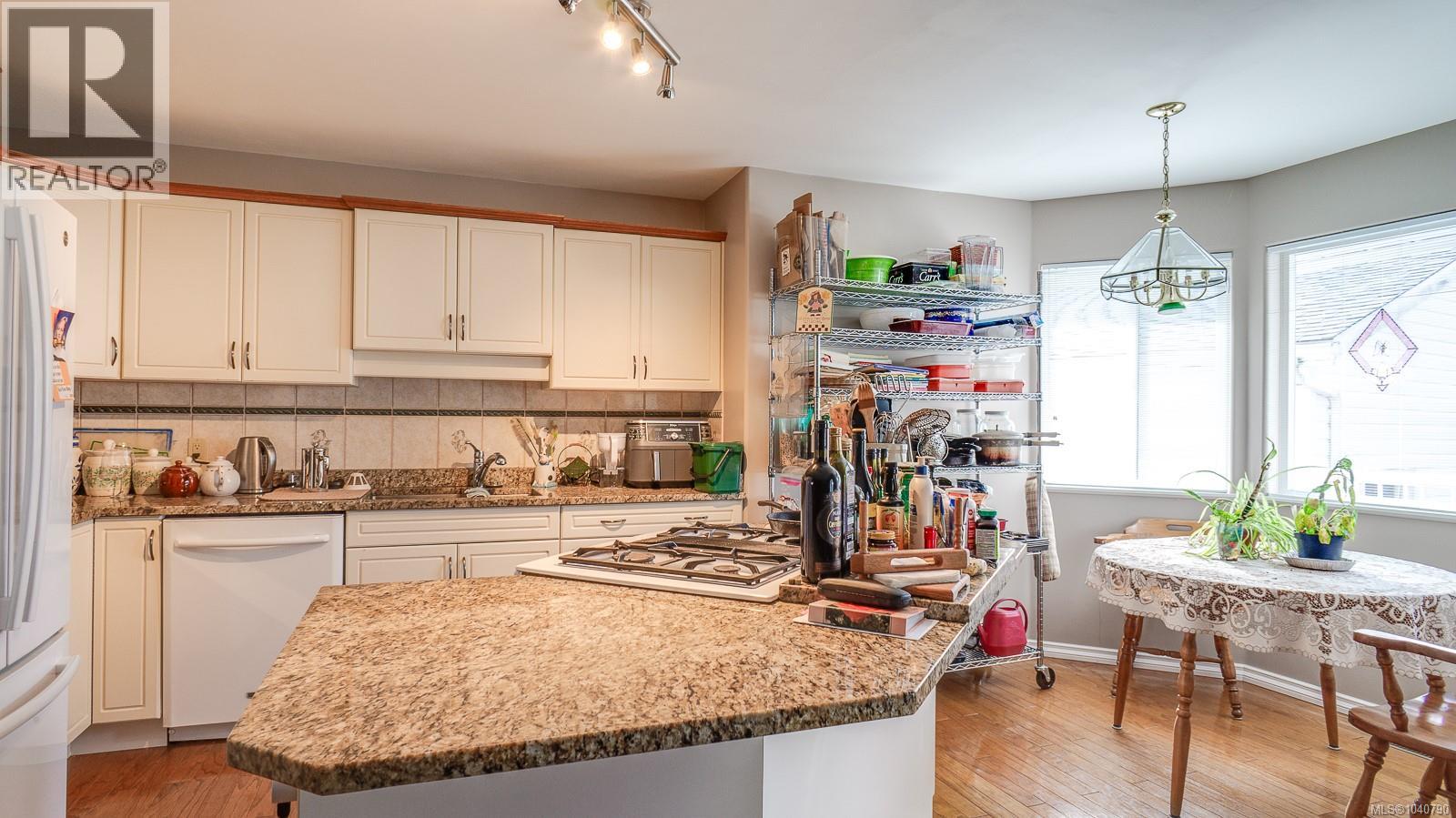 2530 Anderson Ave - 8