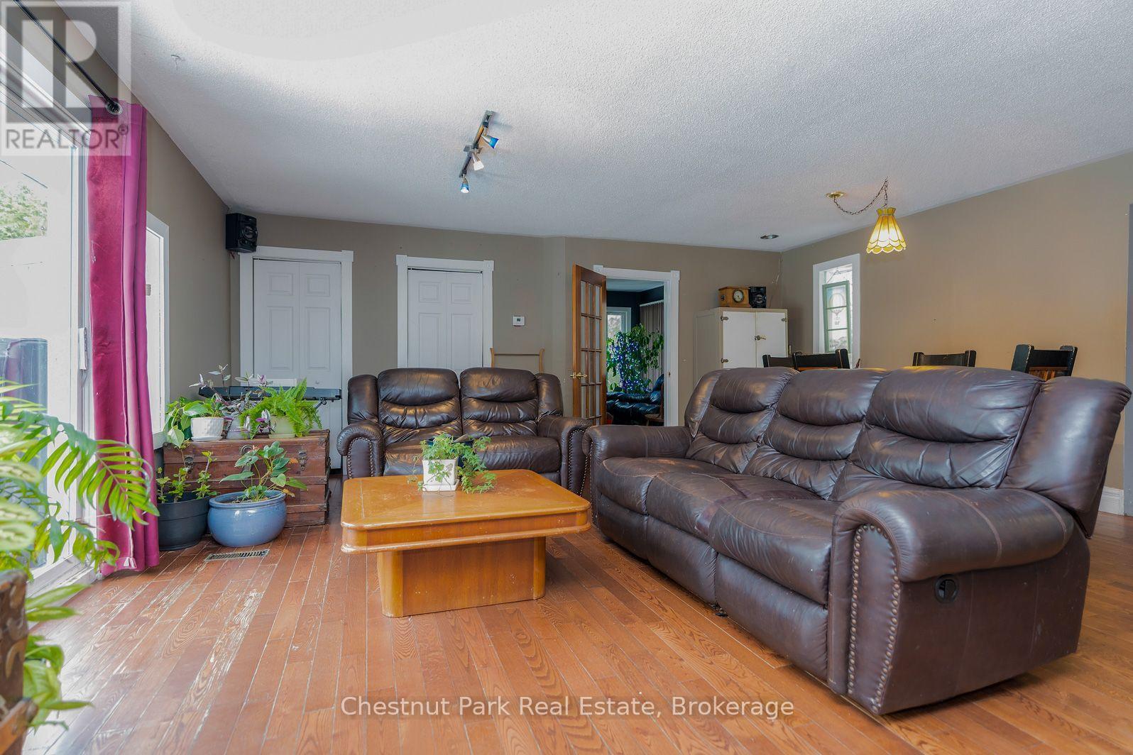 4 PARKSIDE AVENUE - 25