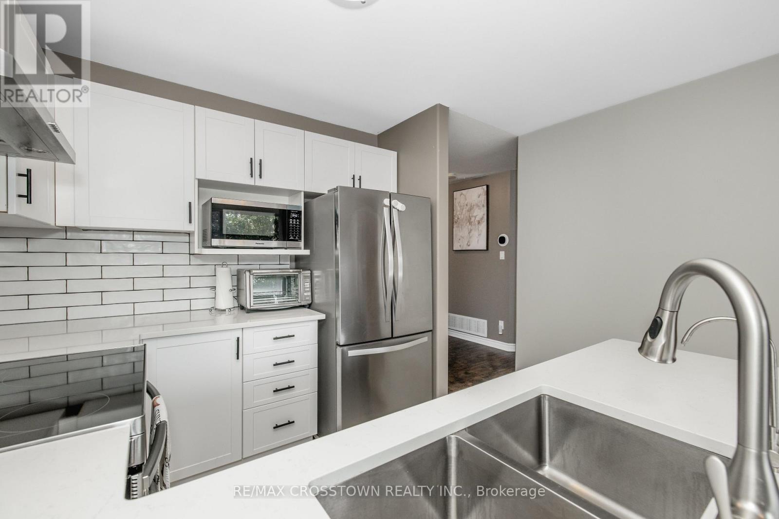 11 REVELSTOKE COURT - 16