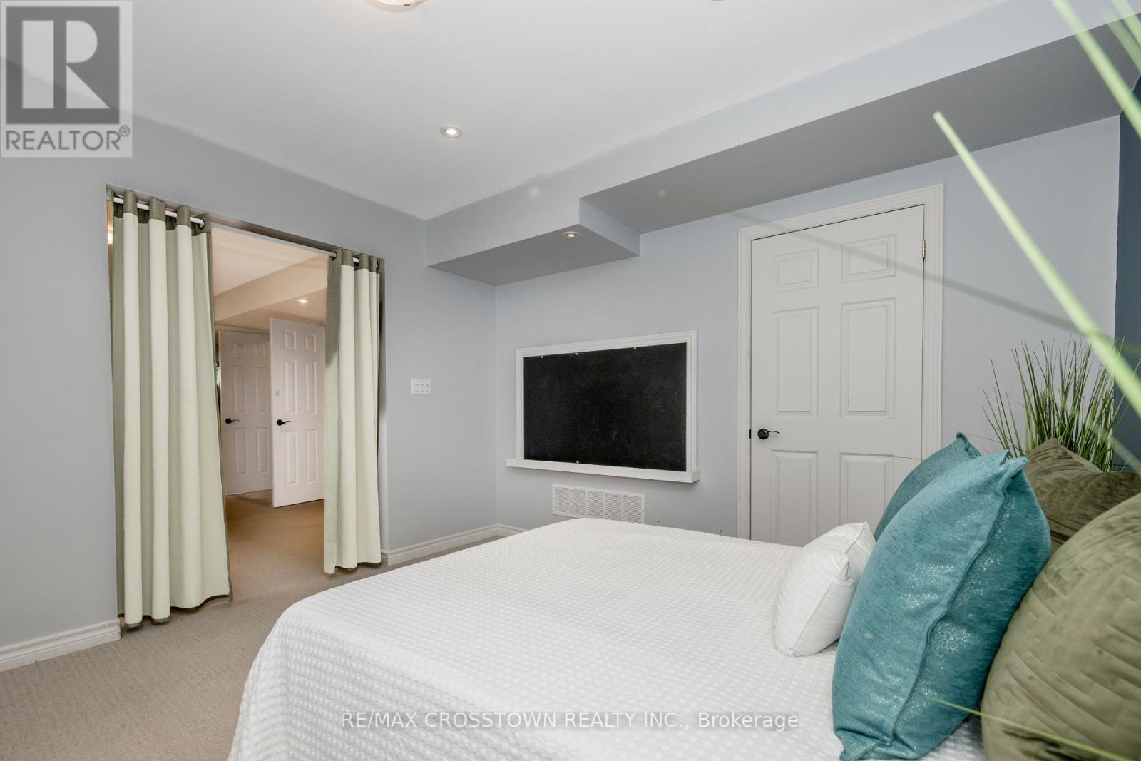 11 REVELSTOKE COURT - 44