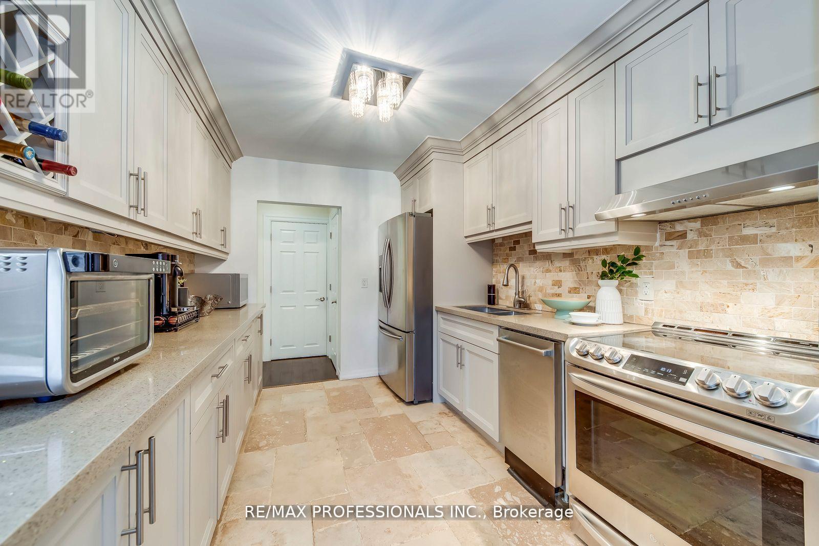 #51 4345 BLOOR STREET W - 11