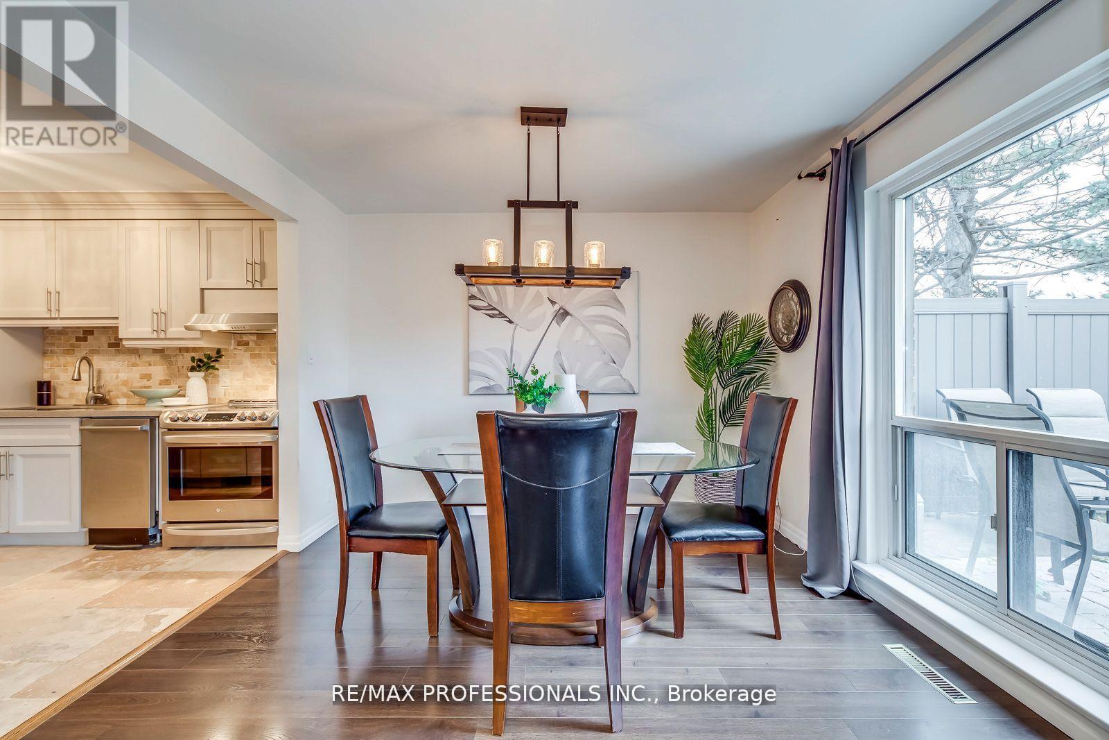 #51 4345 BLOOR STREET W - 15