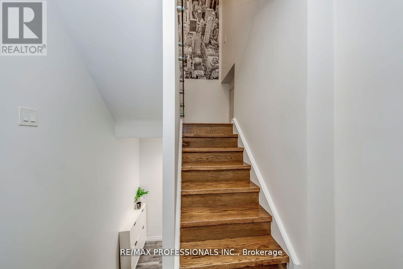 #51 4345 BLOOR STREET W - 18