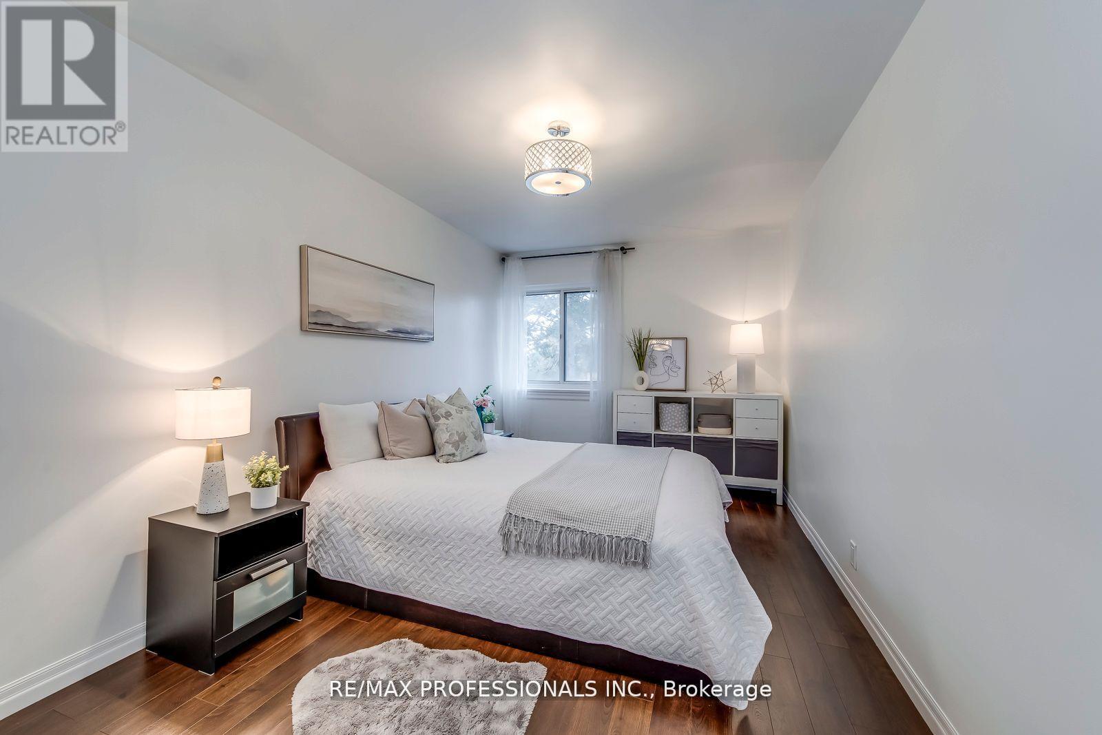 #51 4345 BLOOR STREET W - 26