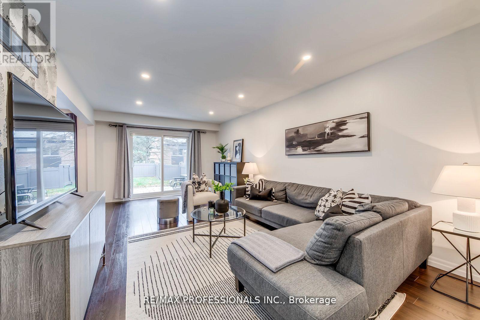 #51 4345 BLOOR STREET W - 3