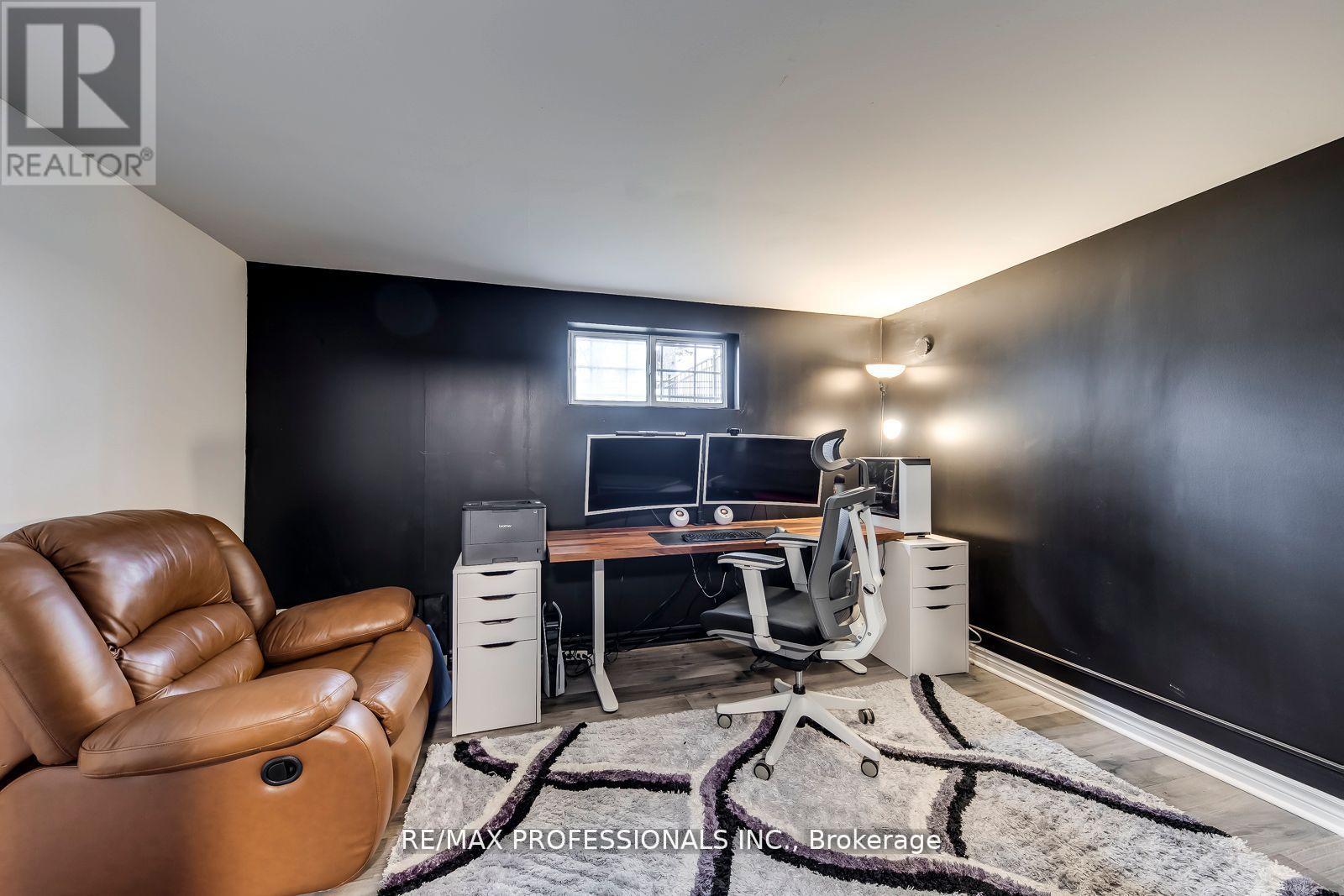 #51 4345 BLOOR STREET W - 32