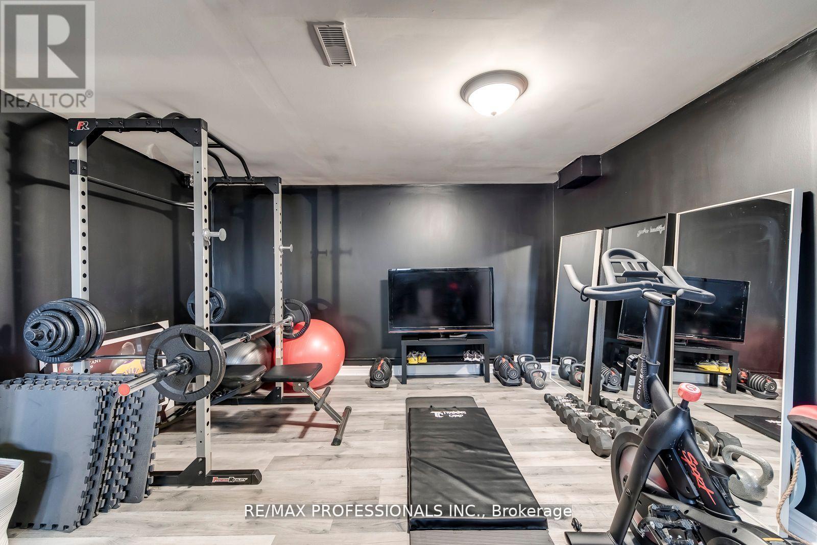 #51 4345 BLOOR STREET W - 33
