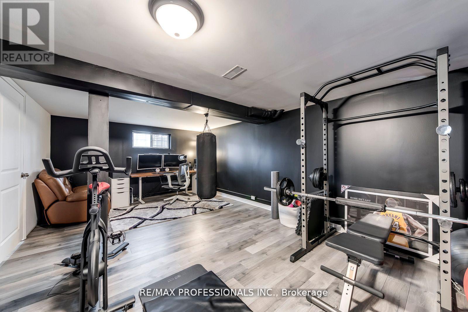 #51 4345 BLOOR STREET W - 34