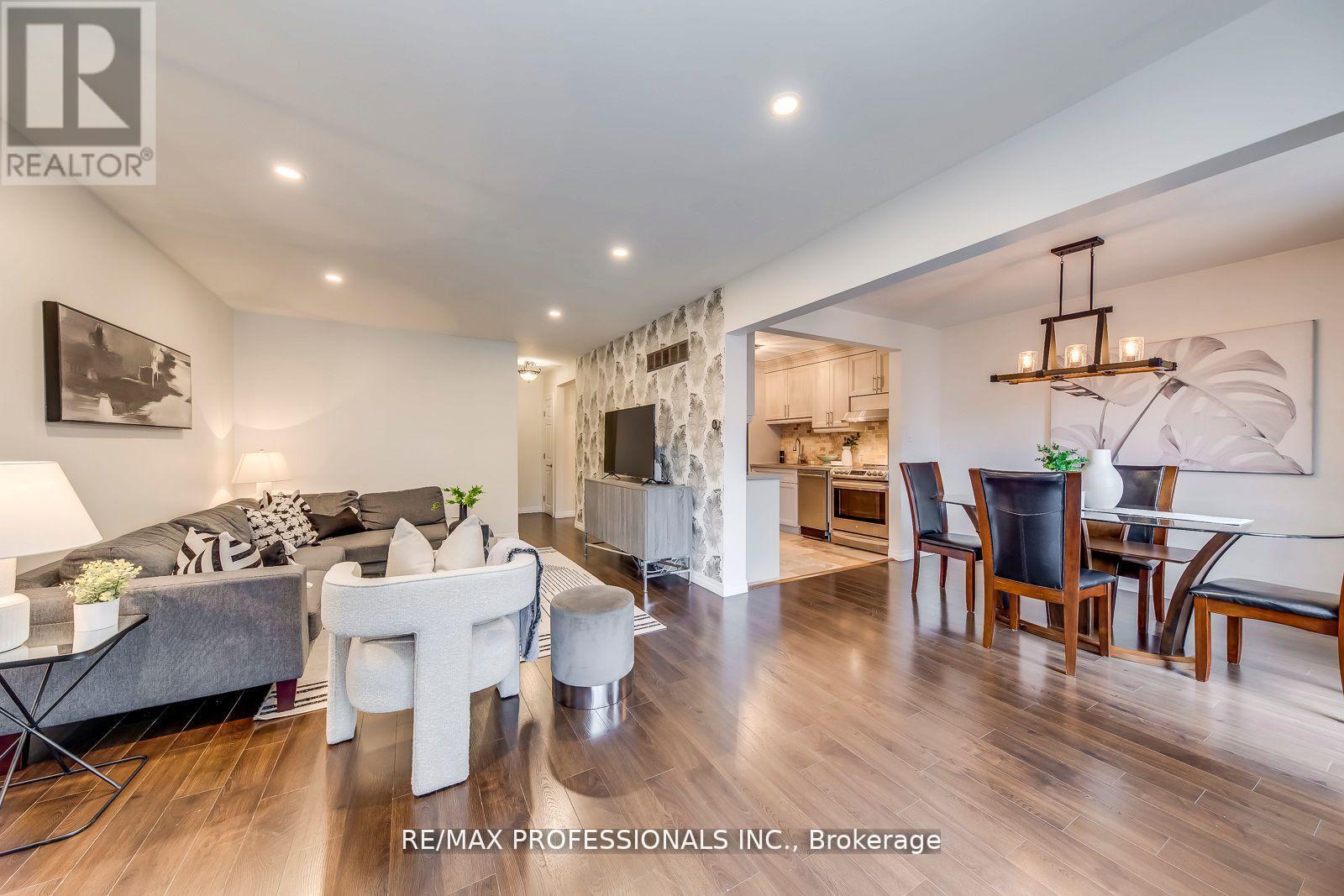 #51 4345 BLOOR STREET W - 5