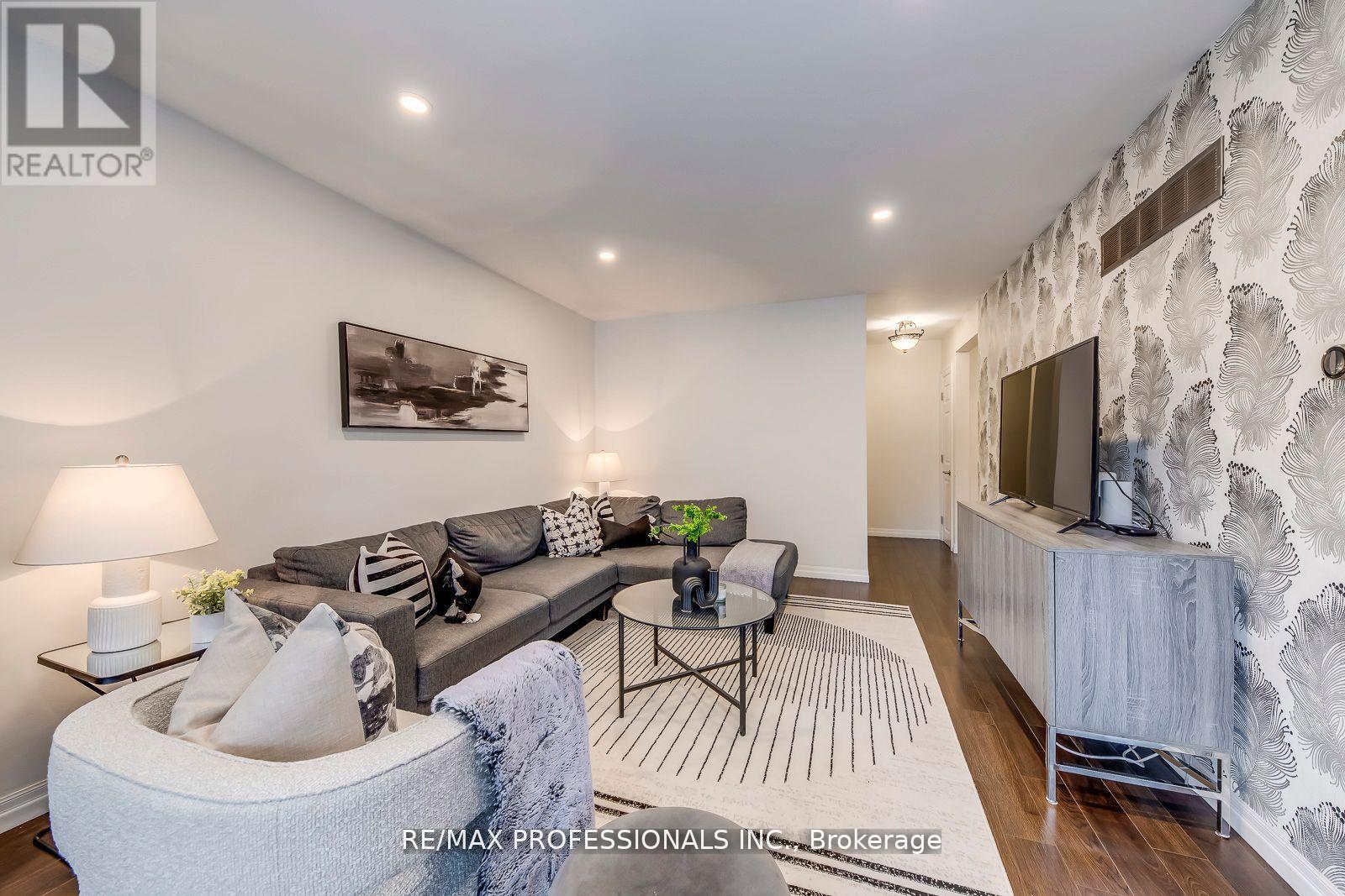#51 4345 BLOOR STREET W - 6