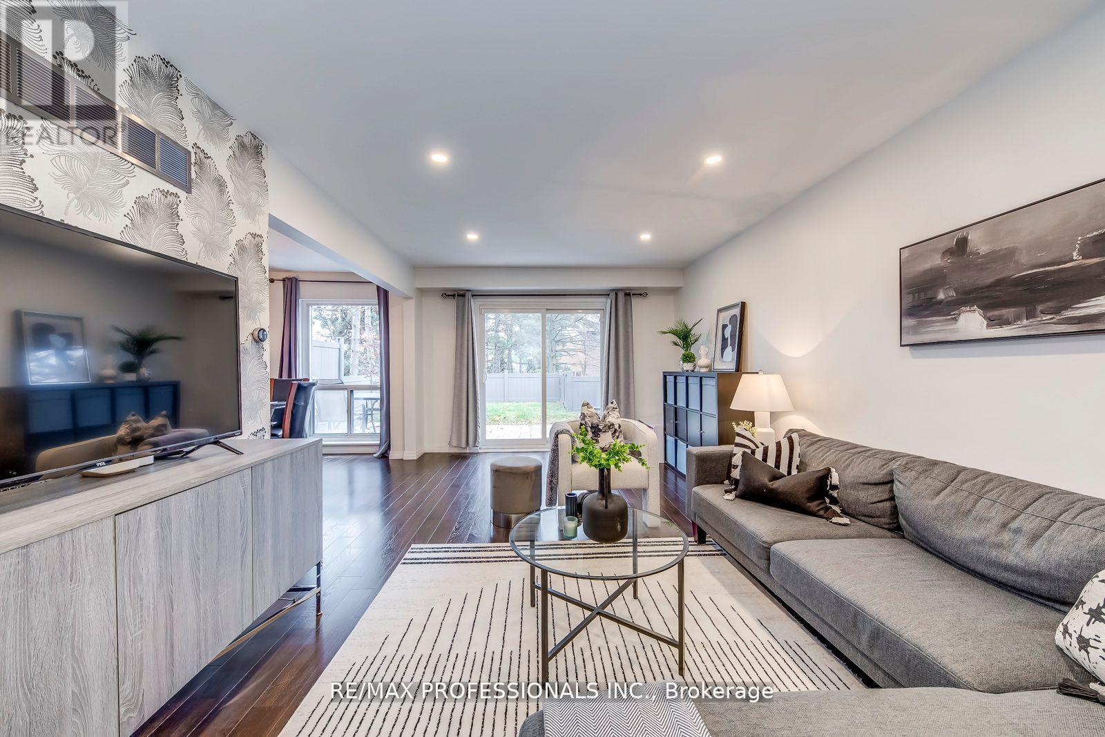 #51 4345 BLOOR STREET W - 7