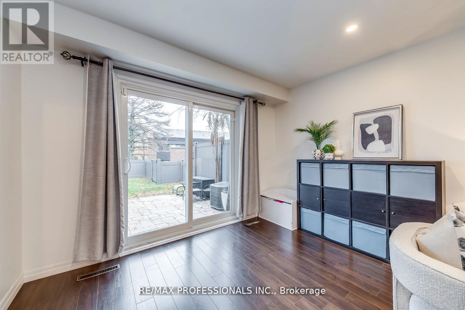 #51 4345 BLOOR STREET W - 9
