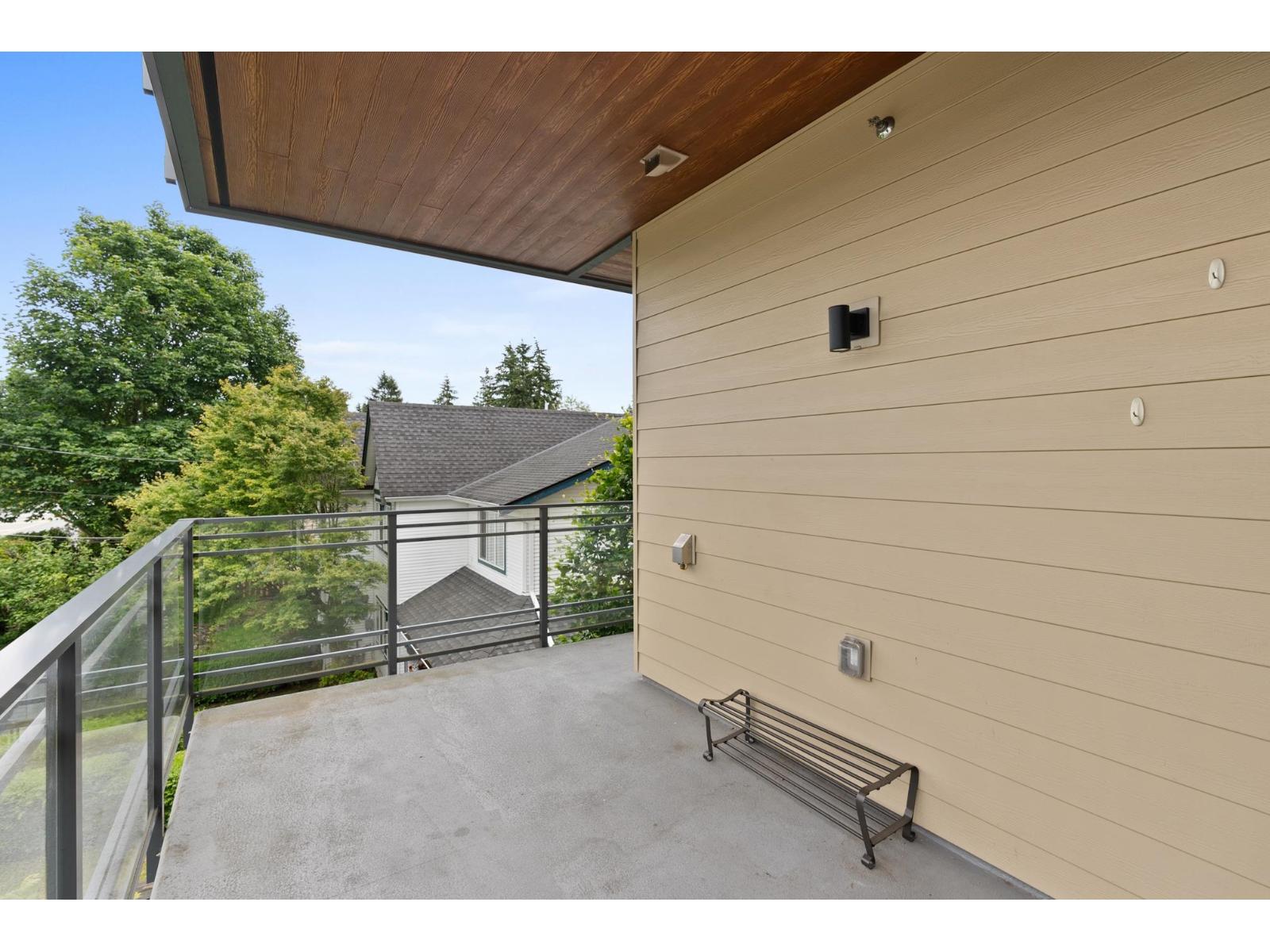 205 14022 NORTH BLUFF ROAD, White Rock