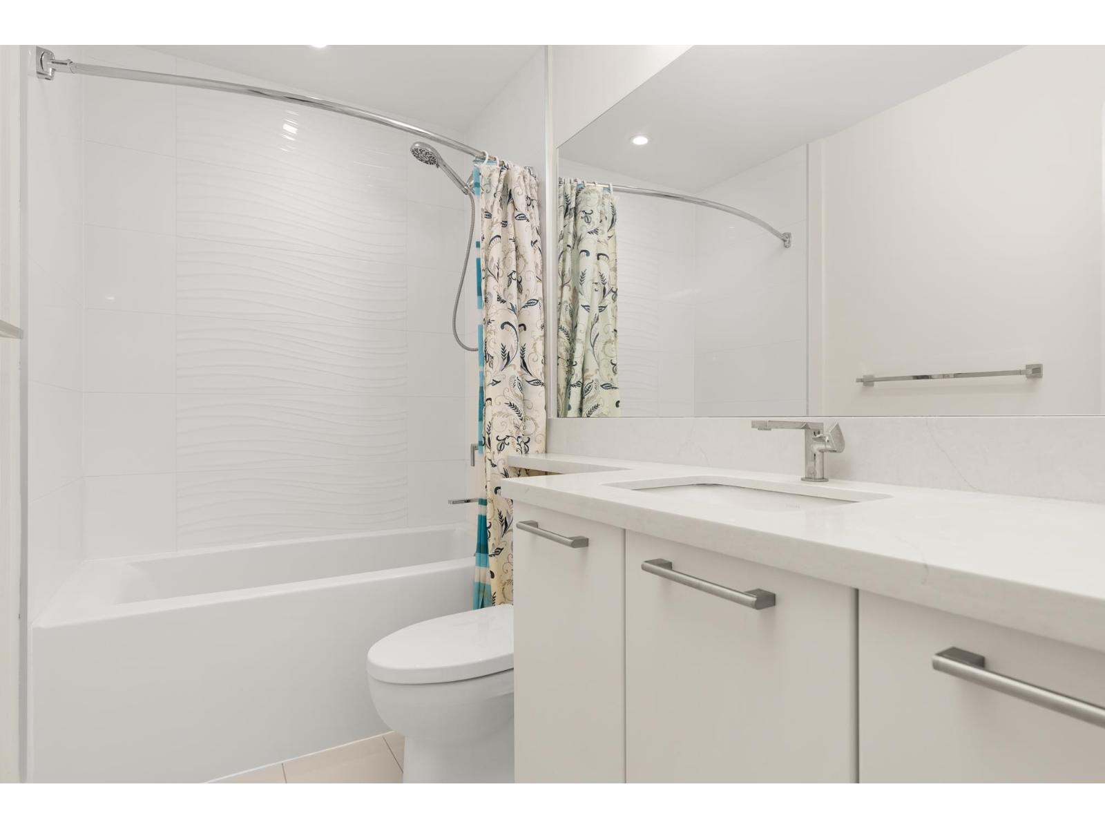 205 14022 NORTH BLUFF ROAD, White Rock