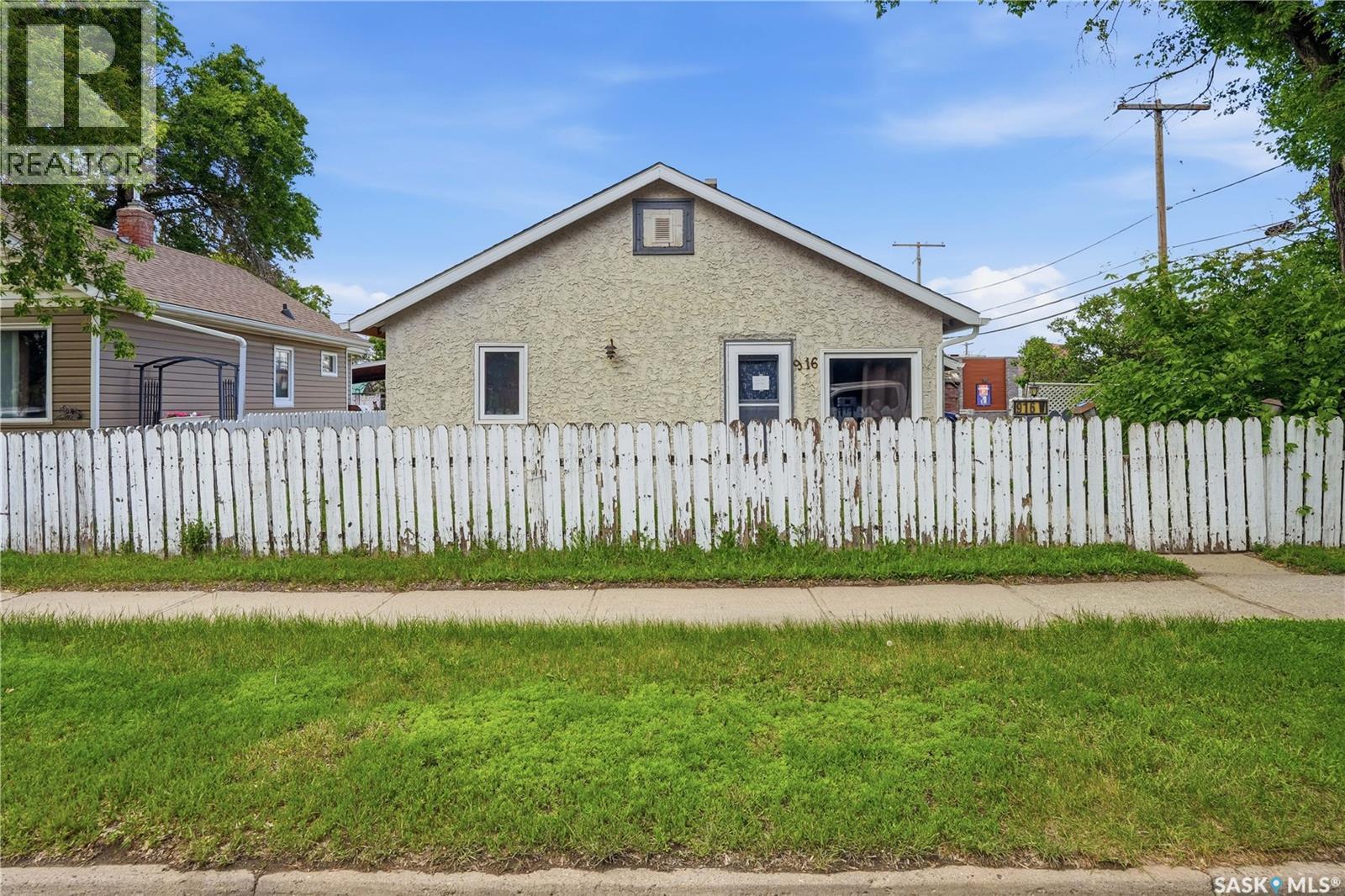 916 Iroquois STREET W - 1