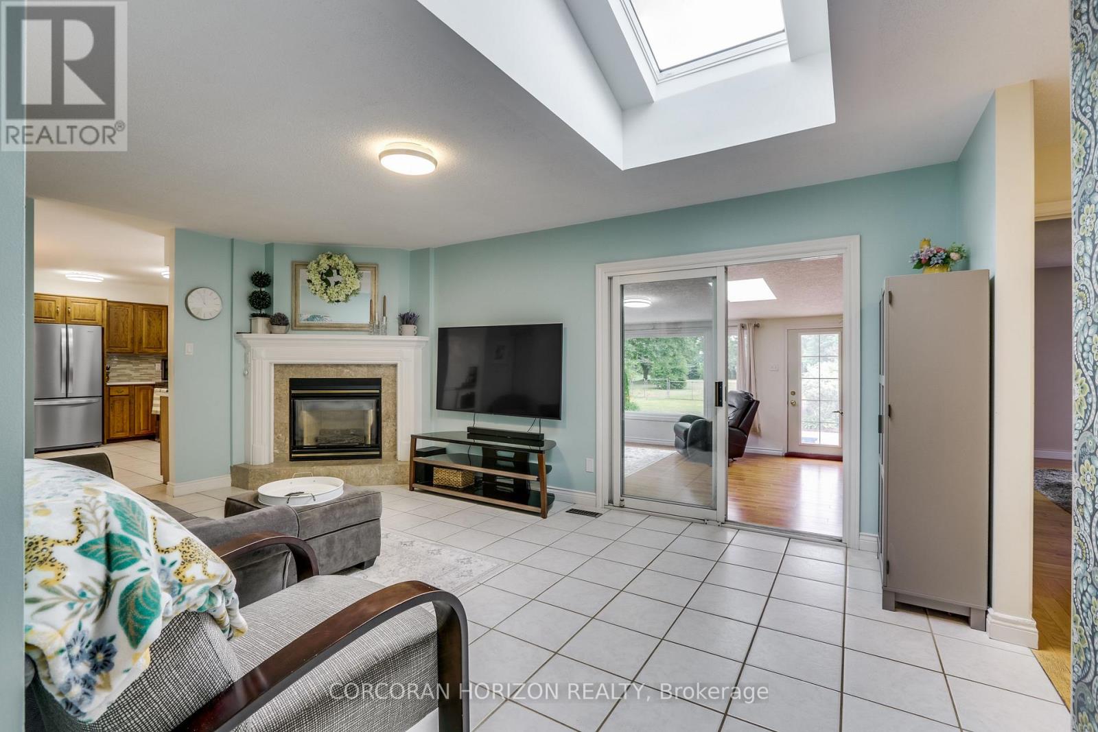 4542 AVENUE ROAD - 10