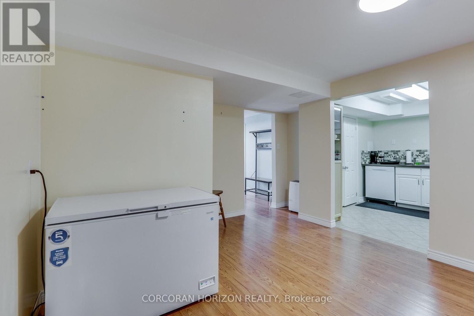 4542 AVENUE ROAD - 35