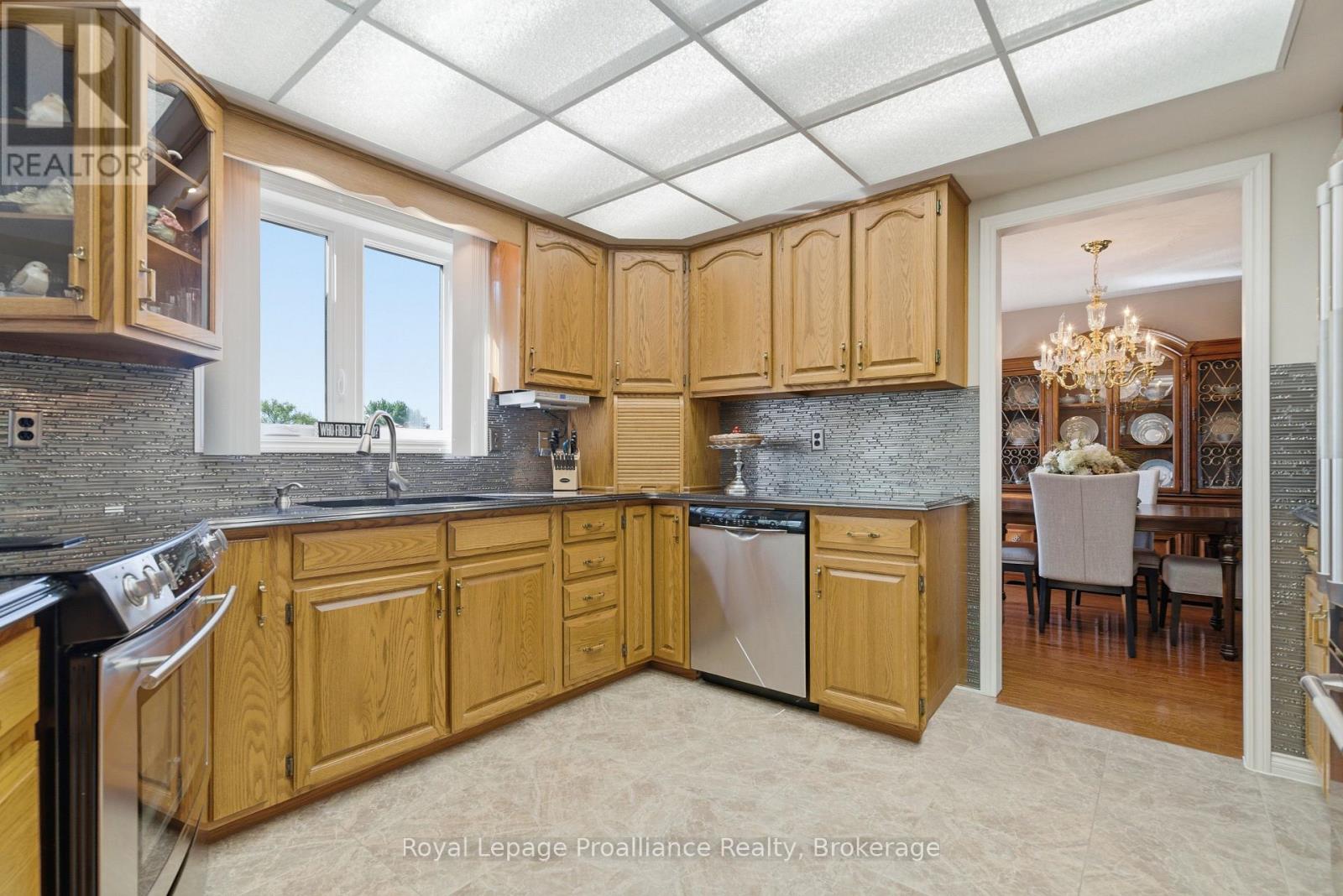 261 DUNDAS STREET W - 14