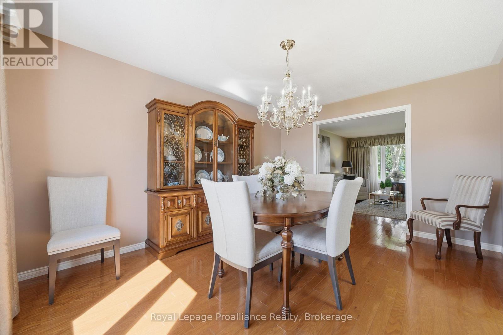261 DUNDAS STREET W - 13