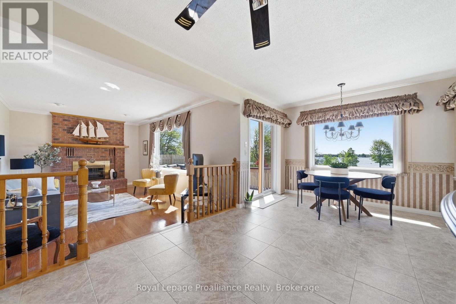 261 DUNDAS STREET W - 16